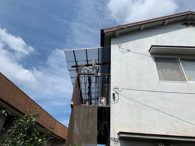 2階建て跳ねだしテラスの波板